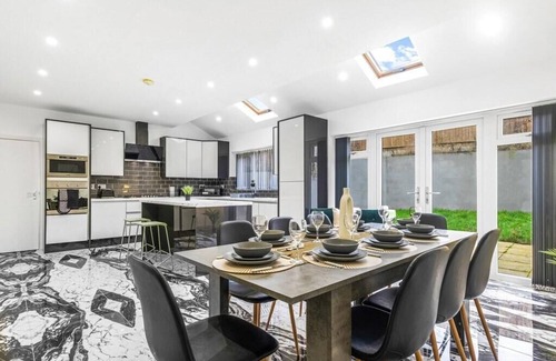 Tipton Maison | Elegant 5 Bedroom House/Free Parking/Yard