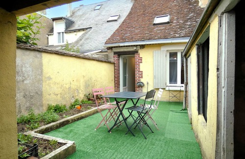 Chateaudun Cottage | Élégante maison de ville avec cour intérieure, centre de Châteaudun, proche sites touristiques