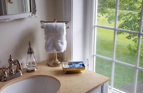 Lansing Lit Et Petit-Déjeuner | Elegant and Historic Farmhouse B&B with Farm-to-Table Breakfast Near Ithaca
