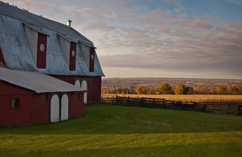 Lansing Lit Et Petit-Déjeuner | Elegant and Historic Farmhouse B&B with Farm-to-Table Breakfast Near Ithaca