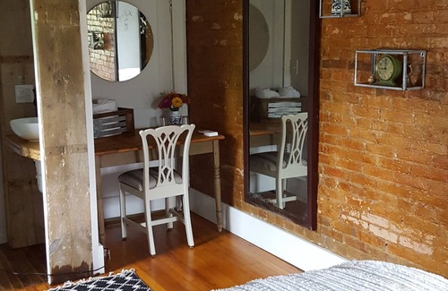 Lansing Lit Et Petit-Déjeuner | Elegant and Historic Farmhouse B&B Near Ithaca with Farm-to-Table Breakfast