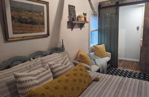 Lansing Lit Et Petit-Déjeuner | Elegant and Historic Farmhouse B&B Near Ithaca with Farm-to-Table Breakfast