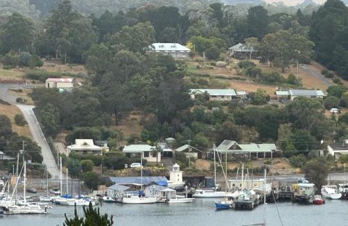 Huon Valley Location De Bateaux | Elegant and scenic floating boat house