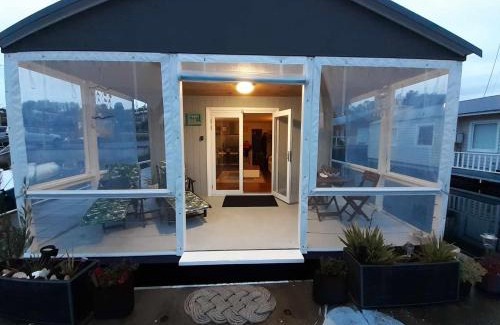 Huon Valley Location De Bateaux | Elegant and scenic floating boat house