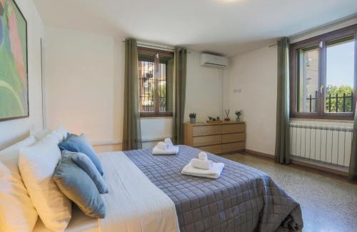 Borgo Trento Appartement | Elegant Apartment: [Free Netflix, Wi-Fi & Parking]
