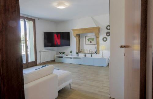 Borgo Trento Appartement | Elegant Apartment: [Free Netflix, Wi-Fi & Parking]