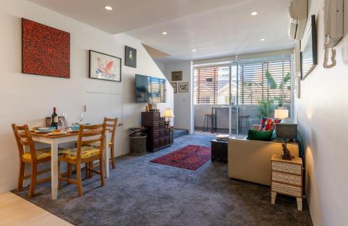 Newtown Appartement | Elegant Apartment, Heart of Newtown with Secure Parking