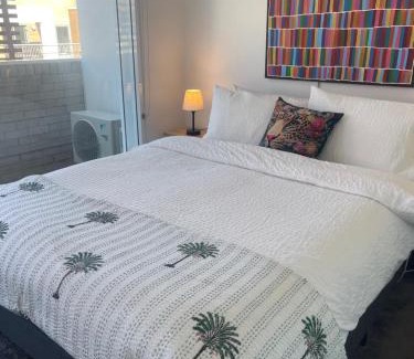 Newtown Appartement | Elegant Apartment, Heart of Newtown with Secure Parking