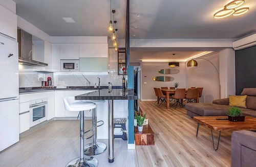 Central District Copropriété | Elegant apartment ideal for families at 15min from Alhambra. 3 bathrooms, optional parking.