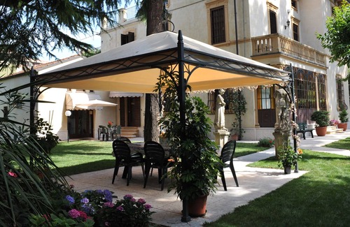 Borgo Trento Appartement | Elegant apartment in villa with private parking near the center.