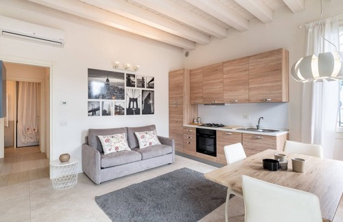Padova Appartement | Elegant Apt W/ Parking &1 min walk from Tram stop!