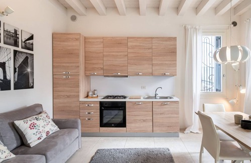 Padova Appartement | Elegant Apt W/ Parking &1 min walk from Tram stop!