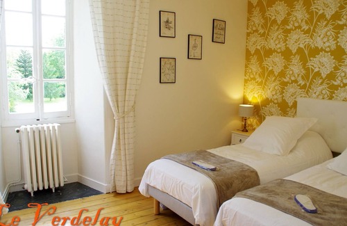 La Menitre Lit Et Petit-Déjeuner | Elegant B&B in La Ménitré with heated pool and wifi