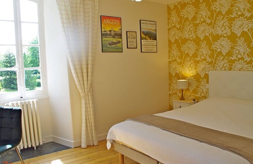 La Menitre Lit Et Petit-Déjeuner | Elegant B&B in La Ménitré with heated pool and wifi