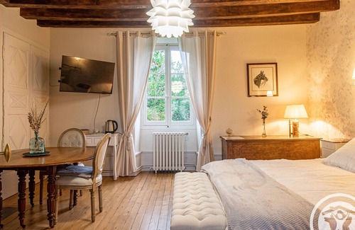 La Menitre Lit Et Petit-Déjeuner | Elegant B&B near Loire with park and pool