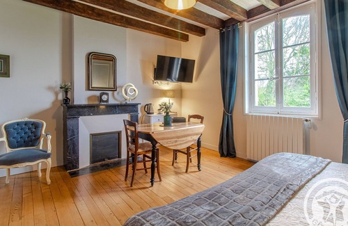 La Menitre Lit Et Petit-Déjeuner | Elegant B&B near Loire with park and pool