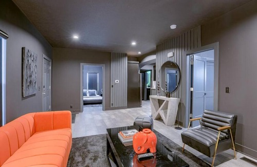 Lincoln Maison | Elegant Black Modern