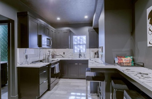 Lincoln Maison | Elegant Black Modern