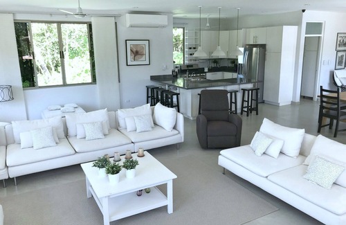 Playa Grande Maison | Élégante Casa Blanca à Playa Grande