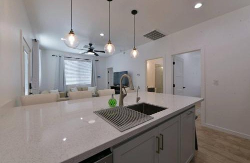 Feldman's Maison | Elegant Casita half Mile to UA
