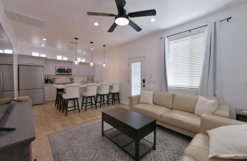 Feldman's Maison | Elegant Casita half Mile to UA