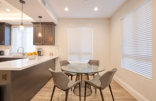 Pico - Robertson Copropriété | Elegant Chic City Views Beverly Hills Adjacent Condo.