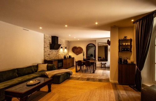 Gex Appartement | Elegant Courtyard Retreat on Estate near Geneva. Mont Blanc views. Pet-Friendly!