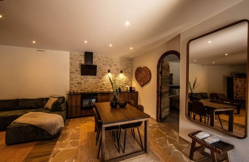 Gex Appartement | Elegant Courtyard Retreat on Estate near Geneva. Mont Blanc views. Pet-Friendly!