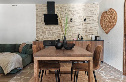 Gex Appartement | Elegant Courtyard Retreat on Estate near Geneva. Mont Blanc views. Pet-Friendly!