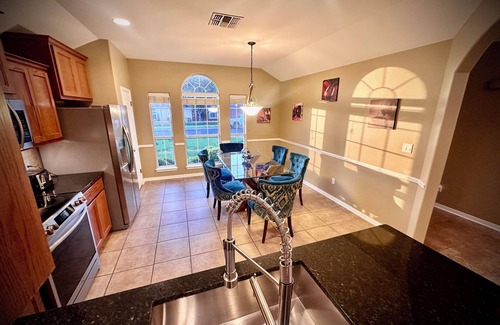 Victoria Maison | Elegant cozy cottage located in the heart of Victoria, Texas,
