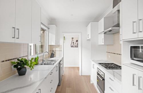 Botany Maison | Elegant Double Room at Botany - Mins to Airport - Shared Bathroom