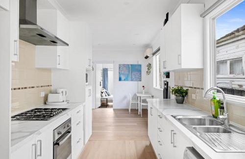 Botany Maison | Elegant Double Room at Botany - Mins to Airport - Shared Bathroom