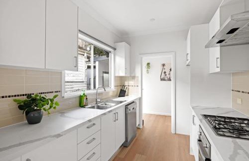Botany Maison | Elegant Double Room at Botany - Mins to Airport - Shared Bathroom
