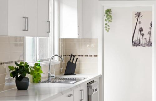 Botany Maison | Elegant Double Room at Botany - Mins to Airport - Shared Bathroom