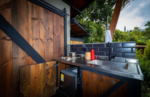 Barbosa Cabine | Elegant Eco Cabin: Jacuzzi, Nature, and Waterfalls.