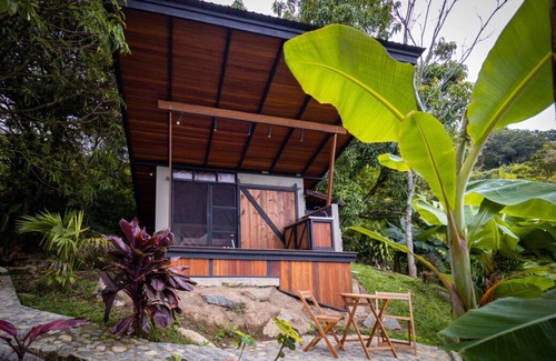 Barbosa Cabine | Elegant Eco Cabin: Jacuzzi, Nature, and Waterfalls.