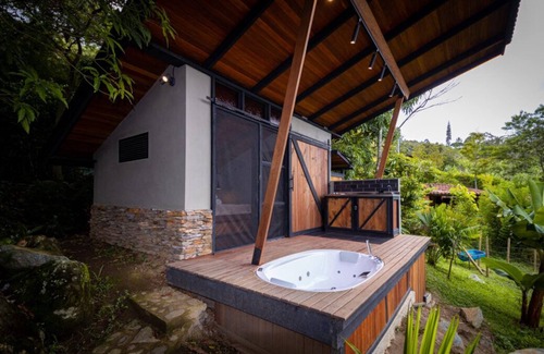 Barbosa Cabine | Elegant Eco Cabin: Jacuzzi, Nature, and Waterfalls.