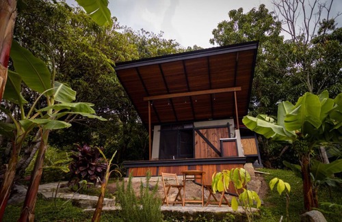 Barbosa Cabine | Elegant Eco Cabin: Jacuzzi, Nature, and Waterfalls.