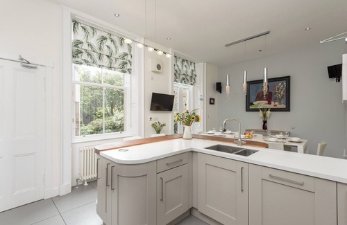 Comely Bank Maison | Elegant Edinburgh townhouse - perfect for corporate stays, graduations, and special celebrations.