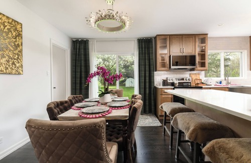 Burr Ridge Maison | Elegant Escape by Downtown Burr Ridge with an easy access to Chicago Landmarks