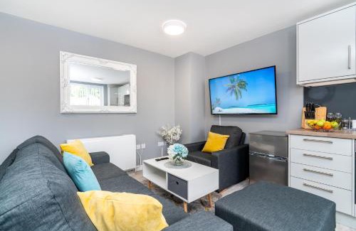 Amesbury Appartement | Elegant Flat Near Stonehenge, Amesbury Town Centre Smart TVs Netflix FREE PARKING