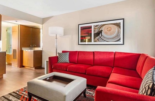 West End Station Balnéaire | Elegant Georgetown Retreat | Hilton 1BR Suite | Walk to Shops & Dining | The Dis