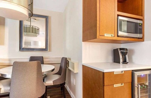 West End Station Balnéaire | Elegant Georgetown Retreat | Hilton 1BR Suite | Walk to Shops & Dining | The Dis