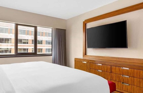 West End Station Balnéaire | Elegant Georgetown Retreat | Hilton 1BR Suite | Walk to Shops & Dining | The Dis