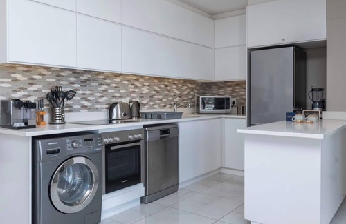 Flora Park Appartement | Elegant Green Point Escape | Views |Pool