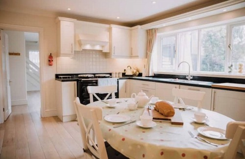Kington Maison | Elegant Home with Pool & Sauna near Golf Course