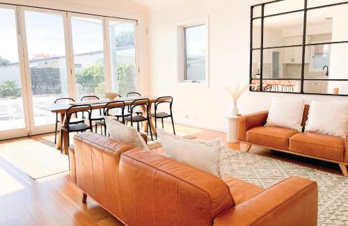 Wagga Wagga Maison | Elegant House Near Health Hub