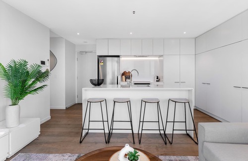 Flemington Appartement | Elegant Inner-West 2-Bed with City Views & Pool