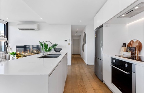 Flemington Appartement | Elegant Inner-West 2-Bed with City Views & Pool