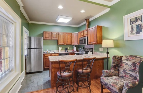French Quarter Hôtel | Elegant King Studio w/Garden Courtyard – French Quarter Stay Full of Charm